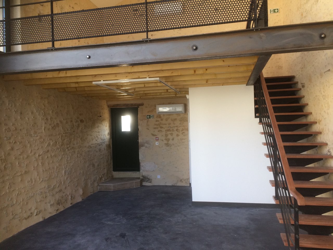 Rénovation de la maçonnerie d'une mezzanine par Blet Maçonnerie à Mazerolles