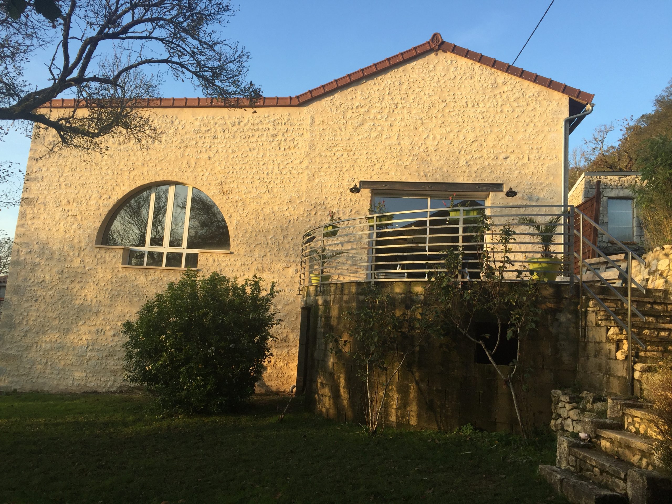 Ravalement de la façade d'une maison en pierre par Blet Maçonnerie à Mazerolles