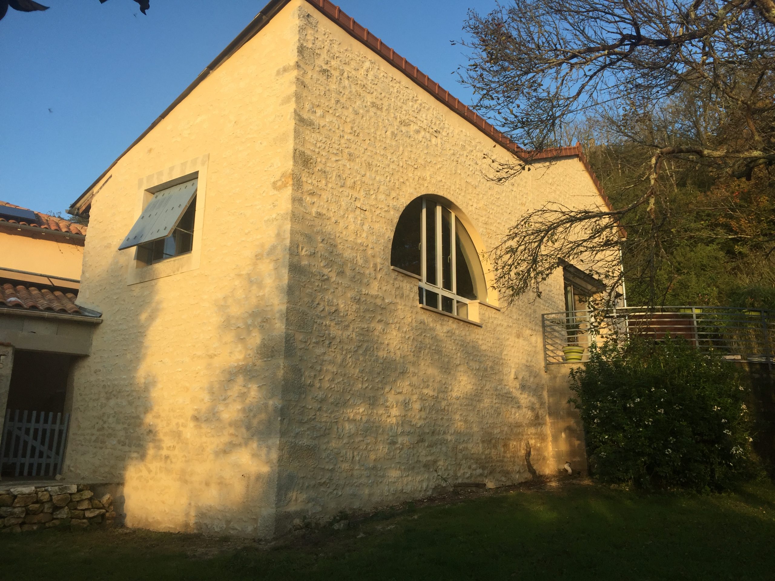 Ravalement de la façade d'une maison en pierre par Blet Maçonnerie à Mazerolles