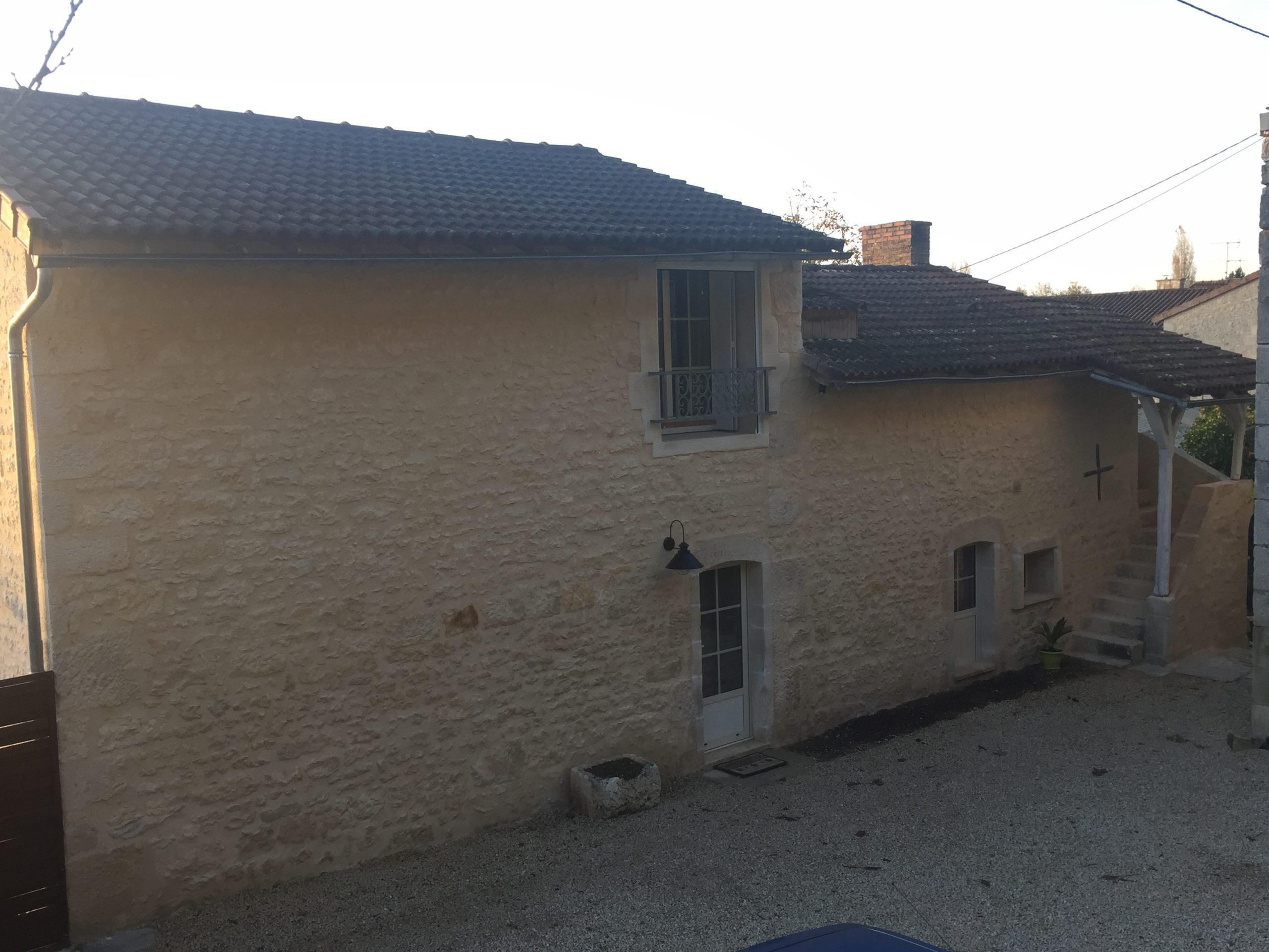 Ravalement de la façade d'une maison en pierre par Blet Maçonnerie à Mazerolles